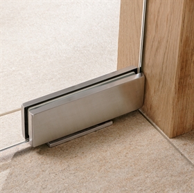 Dørpumpe der holder døren ved en åbning på 90gr. Lukker automatisk i.