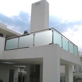 Glasværn i mat glas monteret på hævet terrasse